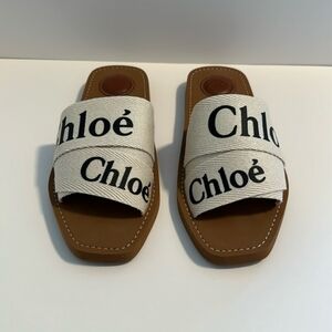 Chloe Woody Flat